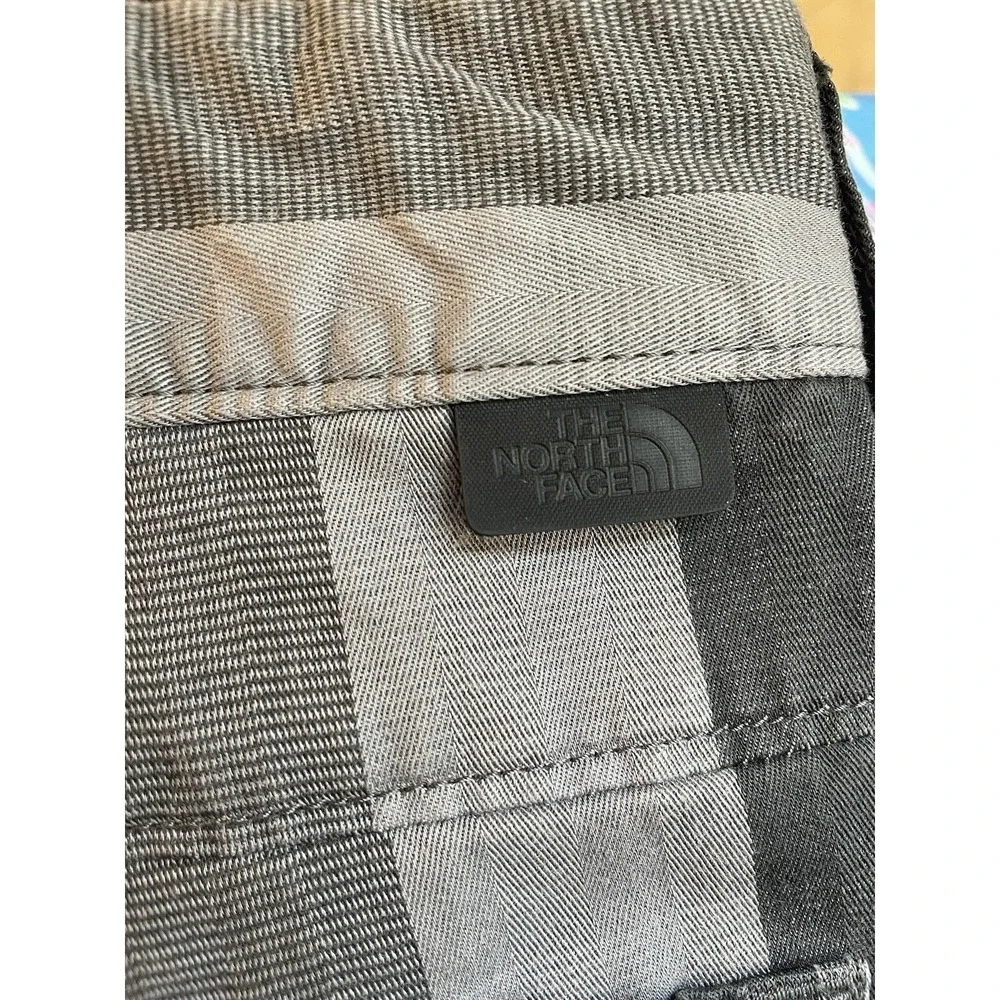 The‎ North Face Mens Grey Striped Flat Front Shorts Casual Outdoor 7 Inch Inseam